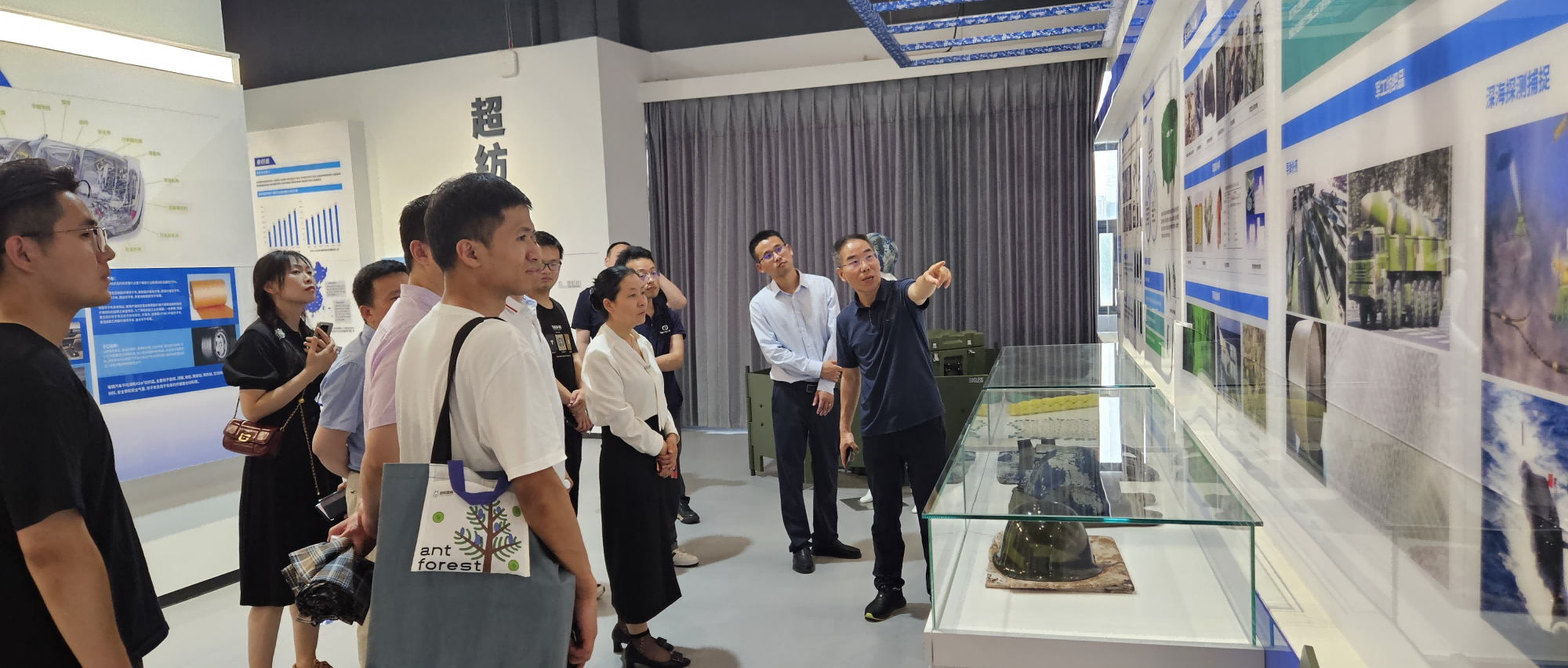 中南医院参观bevictor伟德创新钻研院合作高校武汉纺织大学，共探医纺结合创新之路